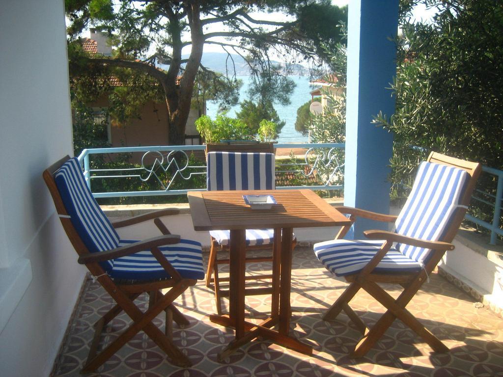 Отель Mavi Pension Айвалык Экстерьер фото