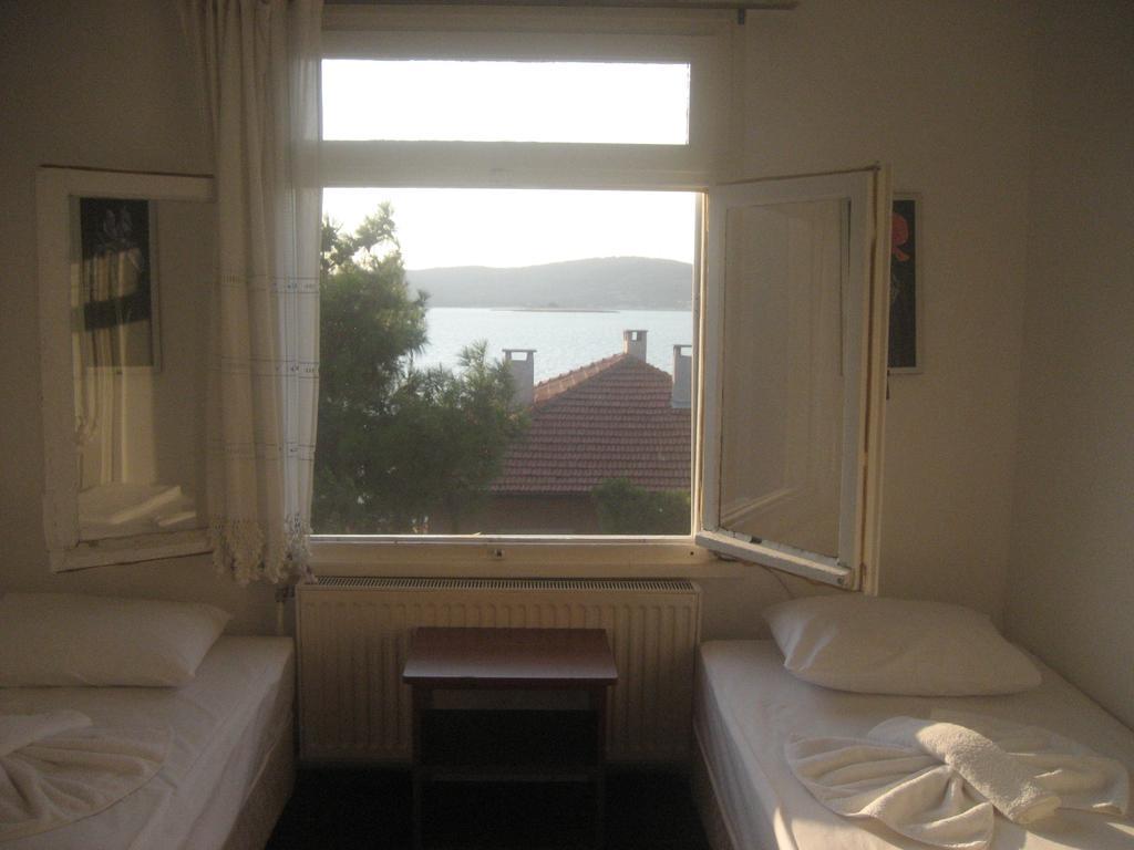 Отель Mavi Pension Айвалык Экстерьер фото