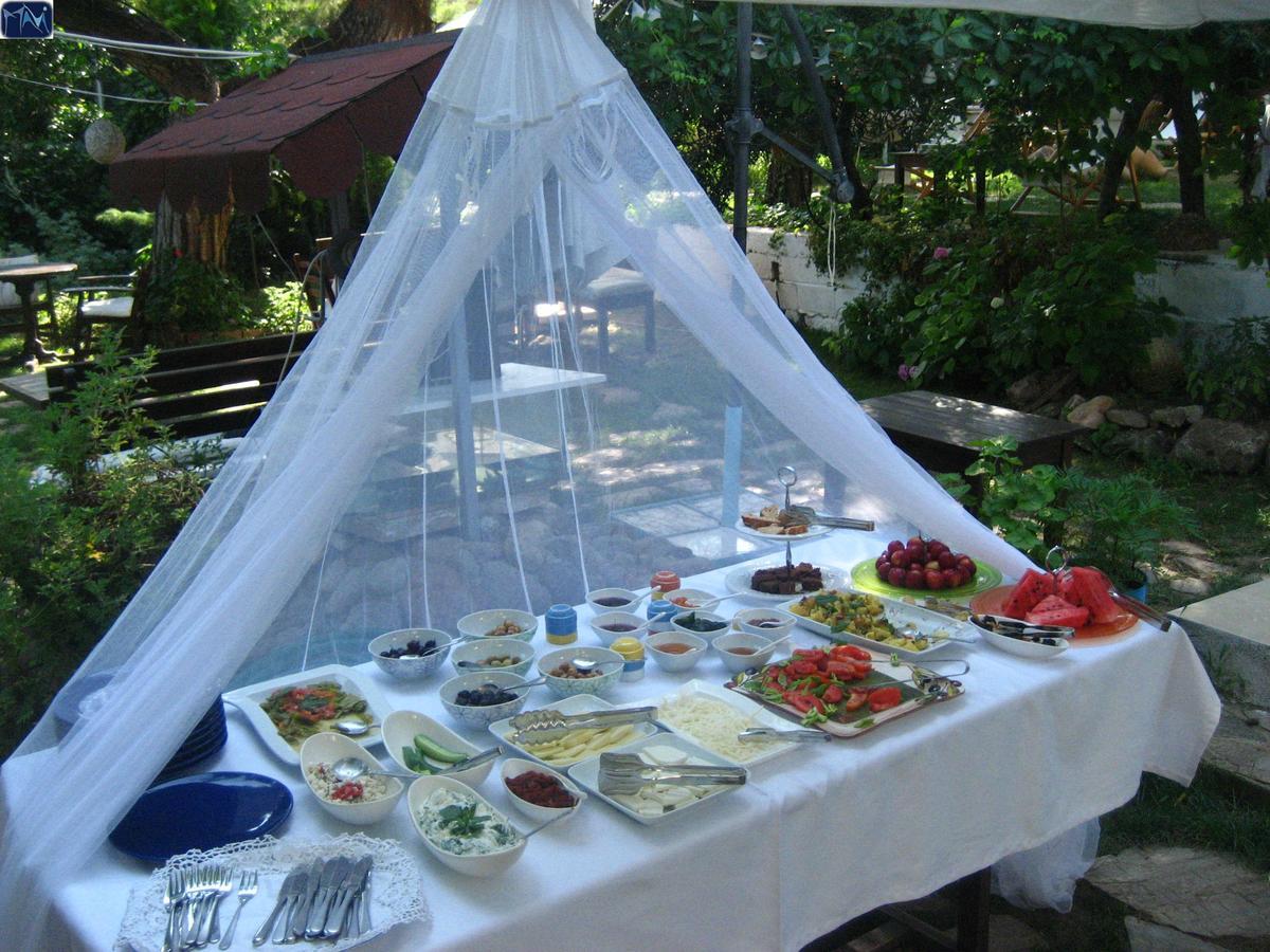 Отель Mavi Pension Айвалык Экстерьер фото